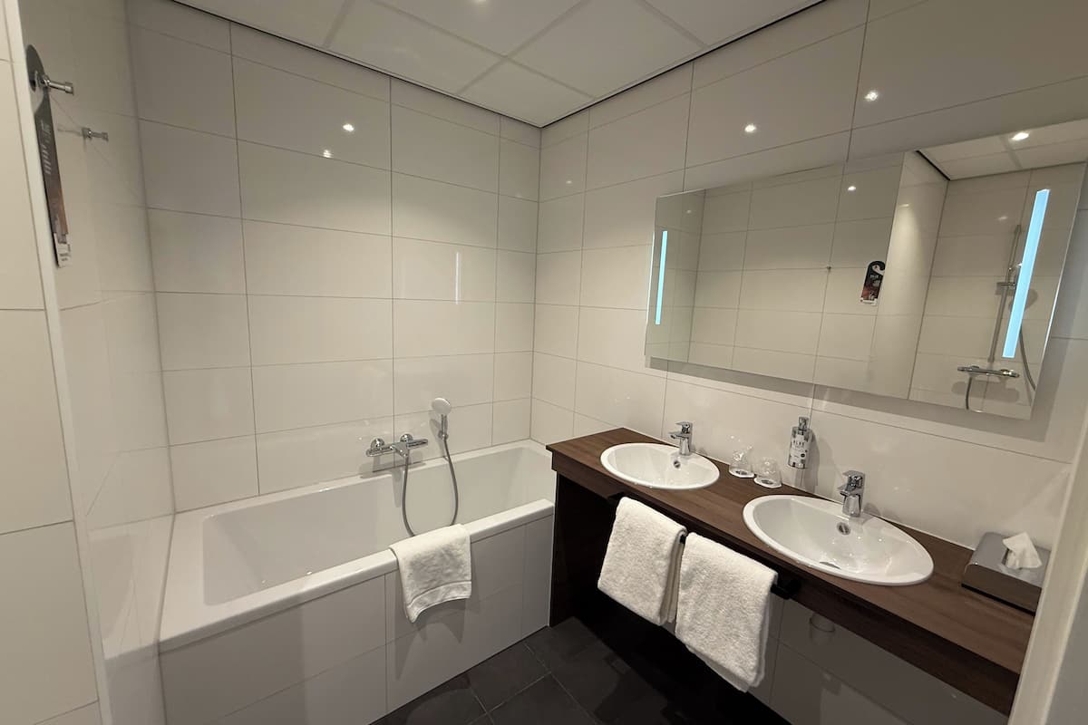 suite | bathroom | shower, eco-friendly toiletries, hair dryer, towels