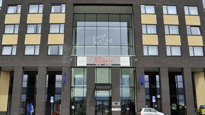 Un edificio moderno con un letrero que dice "Angelo OP DE STAGE".