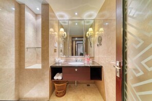 A modern bathroom with a large mirror, a sink, and a shower area. - Hangzhou International Airport Mingri Hotel (Hangzhou)