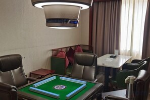 A room with a pool table, green cushioned seating, a small table with a lamp, and a window with curtains. - Hangzhou International Airport Mingri Hotel (Hangzhou)