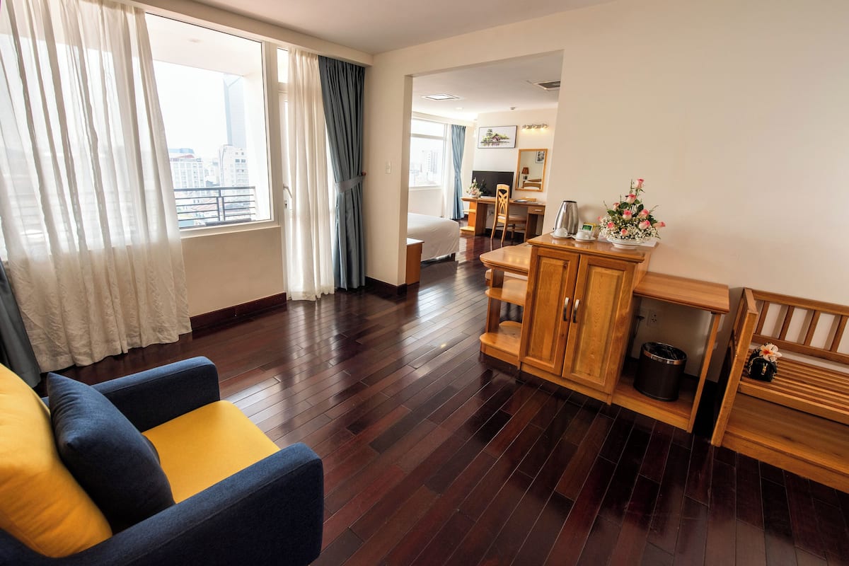 Suite (Romance) | 1 slaapkamer, donzen dekbedden, een minibar, een kluis op de kamer
