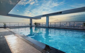 Piscina externa, espreguiçadeiras