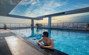 Piscine extérieure, chaises longues