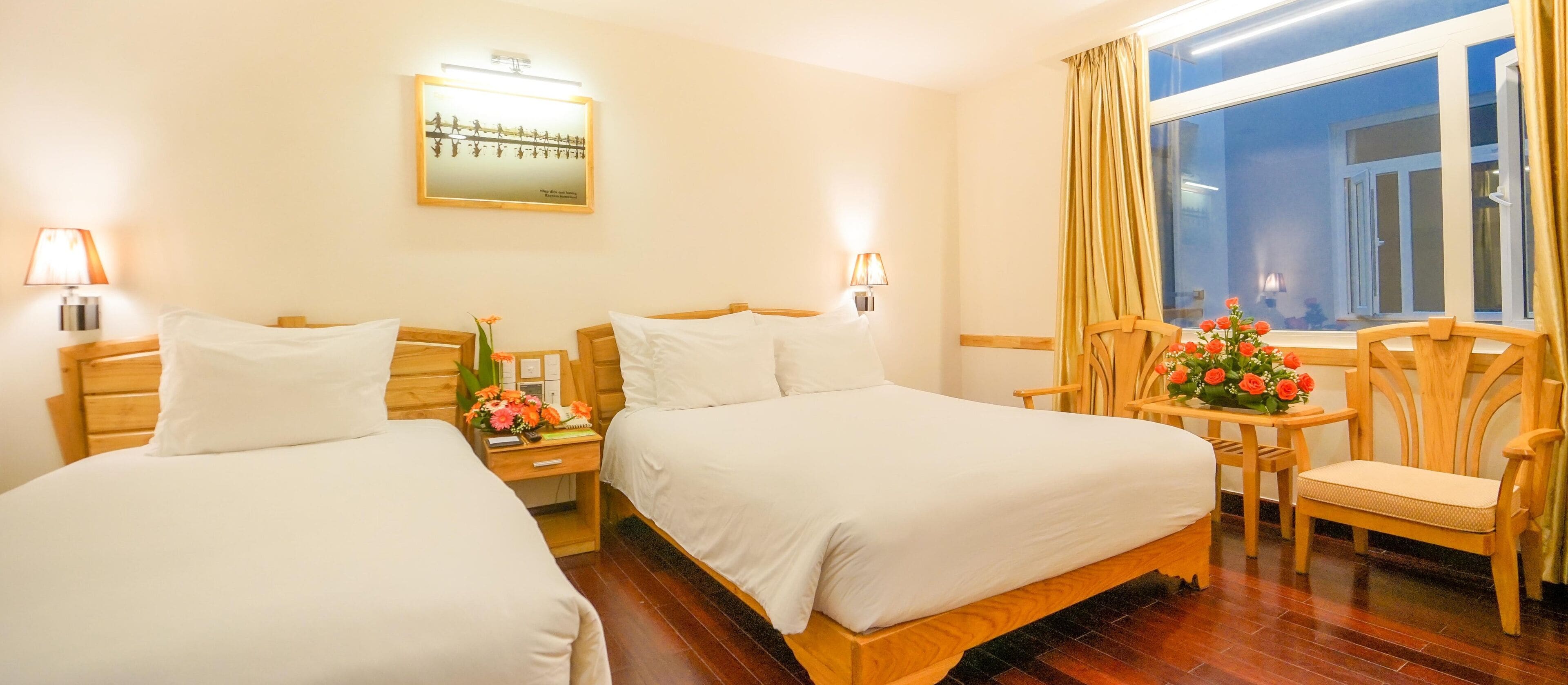 Edredón, minibar y caja de seguridad en la habitación 