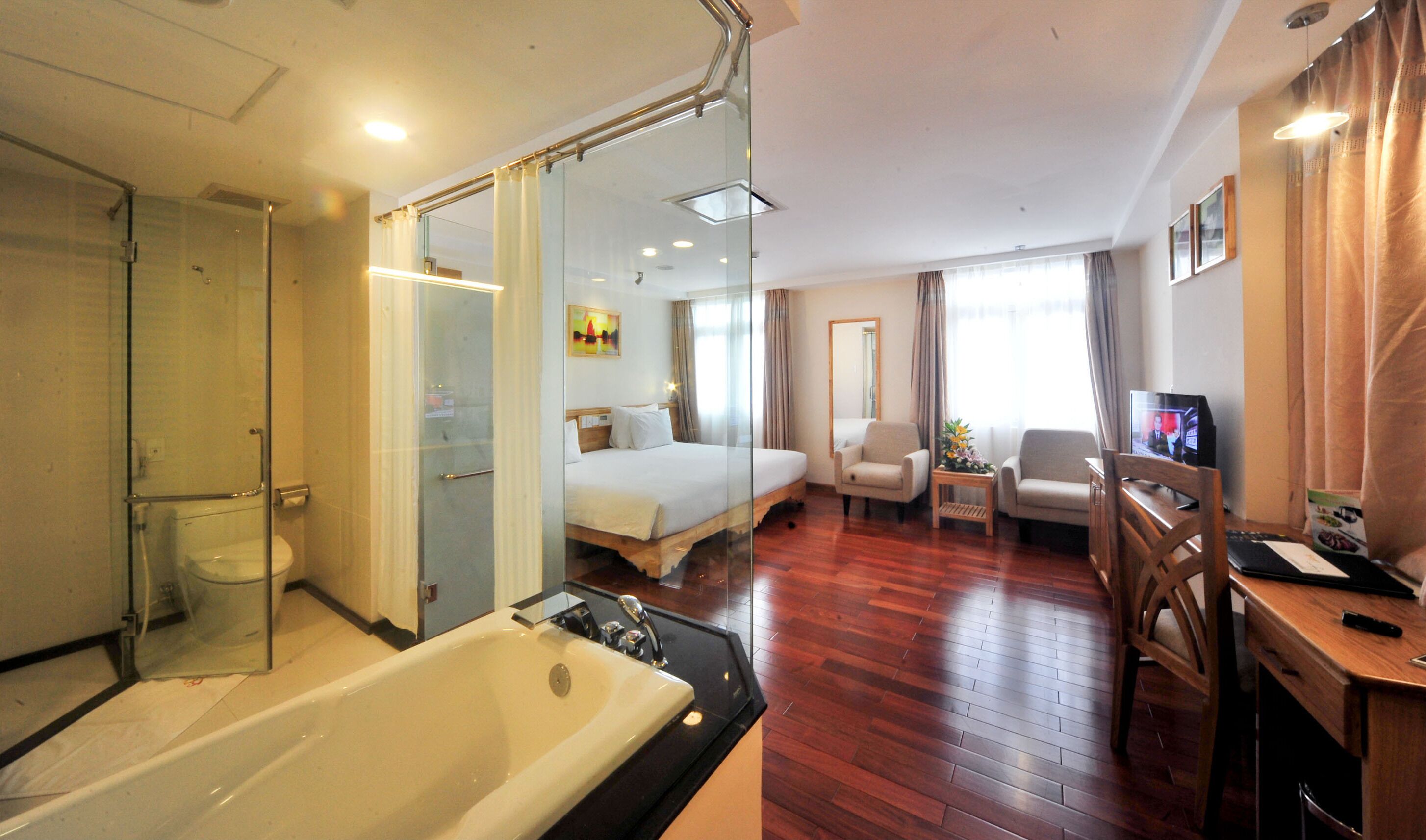 executive deluxe | bathroom | combined shower/bathtub, deep-soaking bathtub, designer toiletries