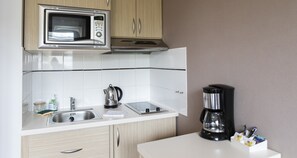 Réfrigérateur, micro-ondes, plaque de cuisson, lave-vaisselle