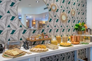 Daily buffet breakfast (EUR 18.90 per person)