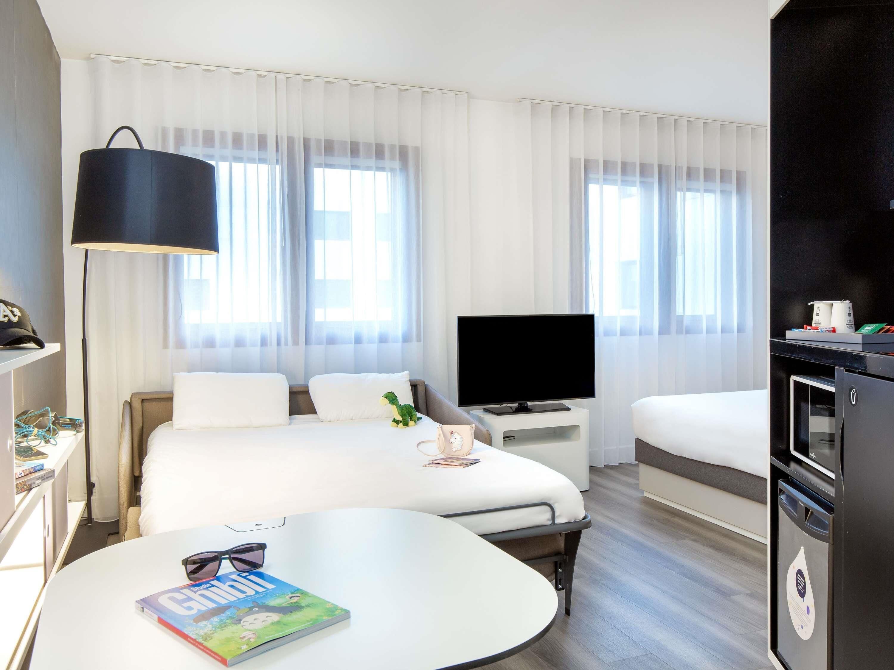 Minibar, caja de seguridad en la habitación y escritorio 