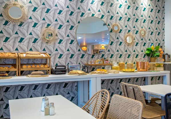 Daily buffet breakfast (EUR 18.90 per person)