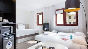 1 dormitorio, minibar, caja fuerte y escritorio