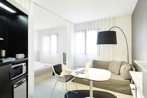 Minibar, coffres-forts dans les chambres, bureau