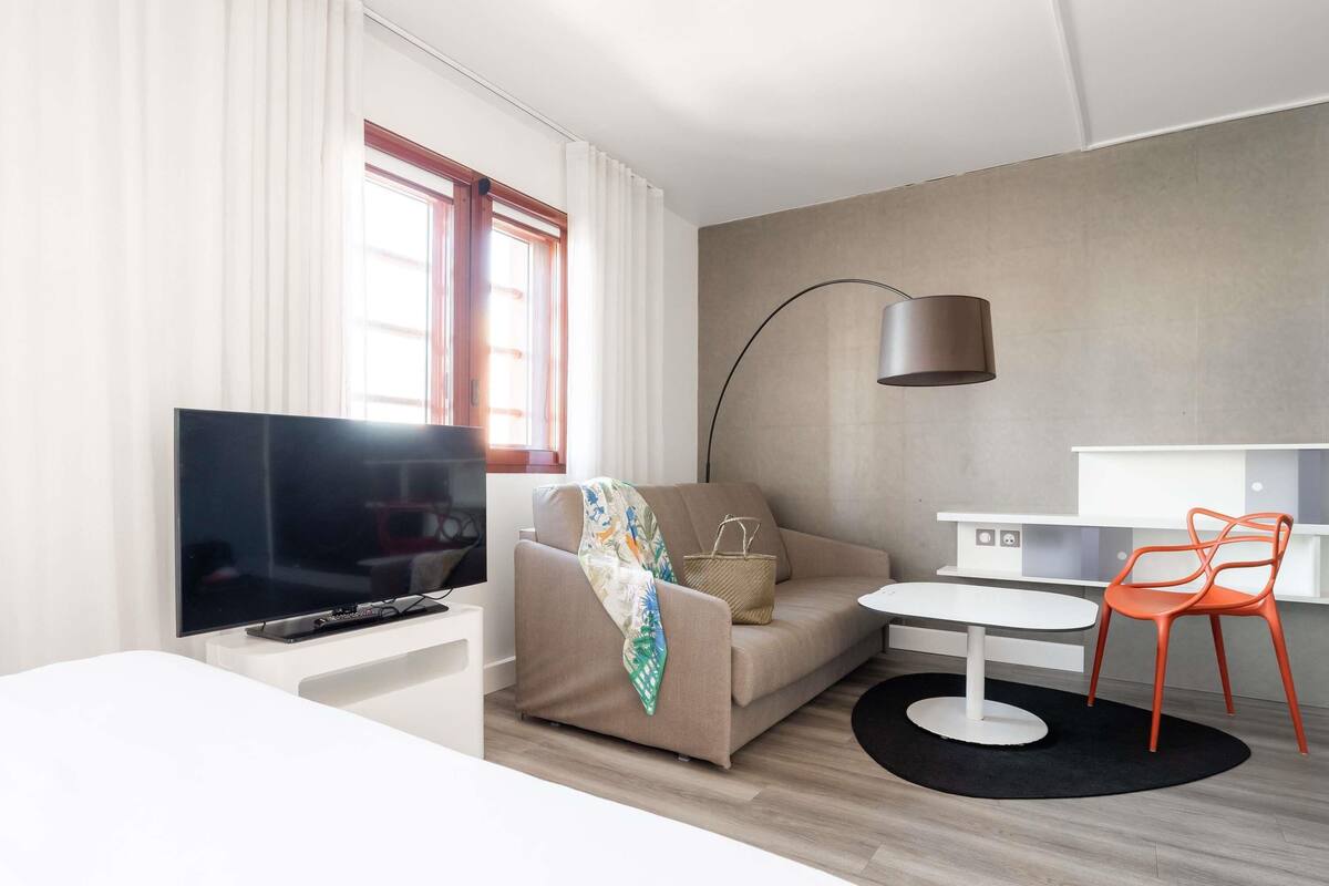 Suite superior, varias camas | Minibar, caja de seguridad en la habitación y escritorio