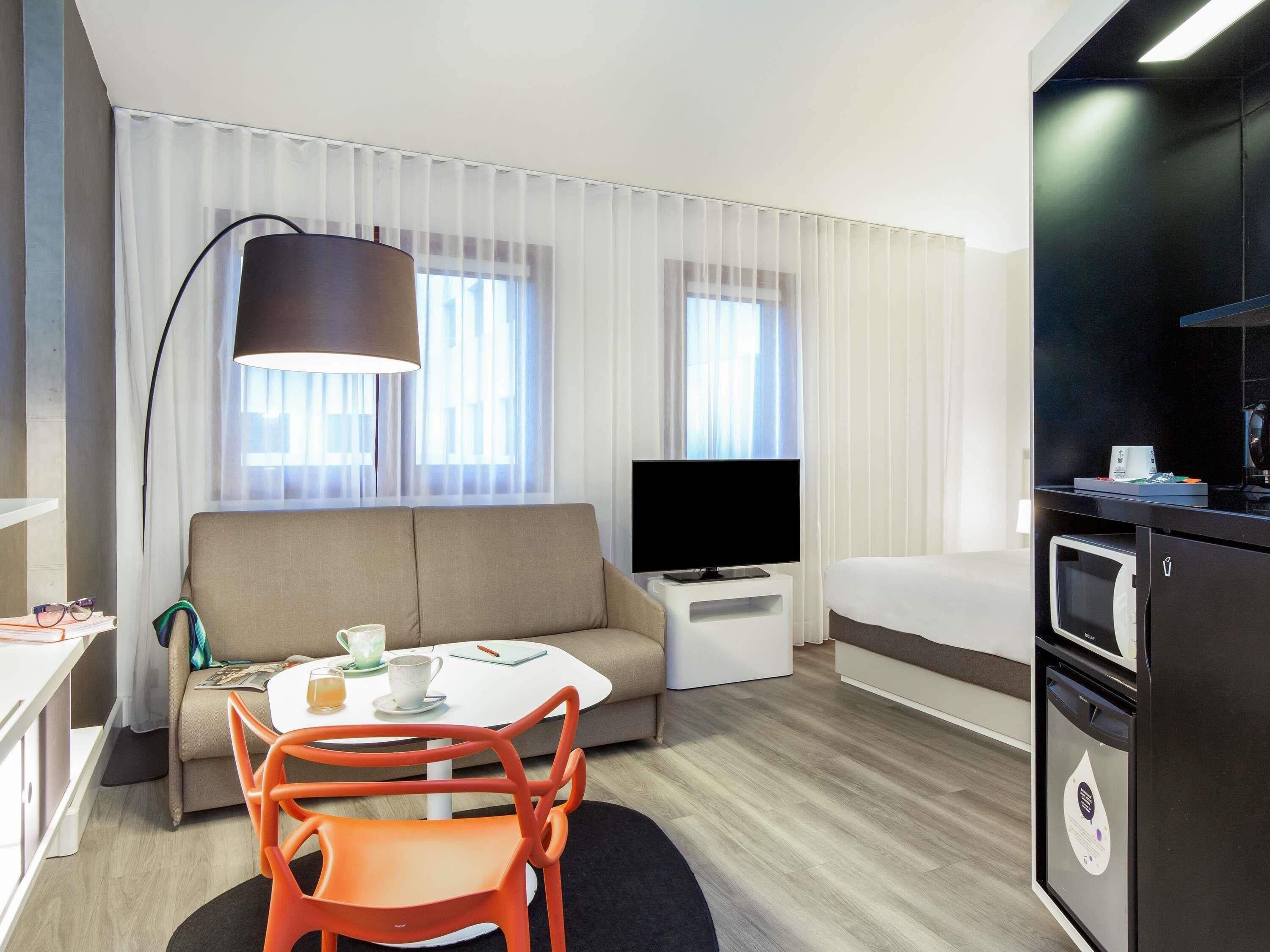 Minibar, caja de seguridad en la habitación y escritorio 