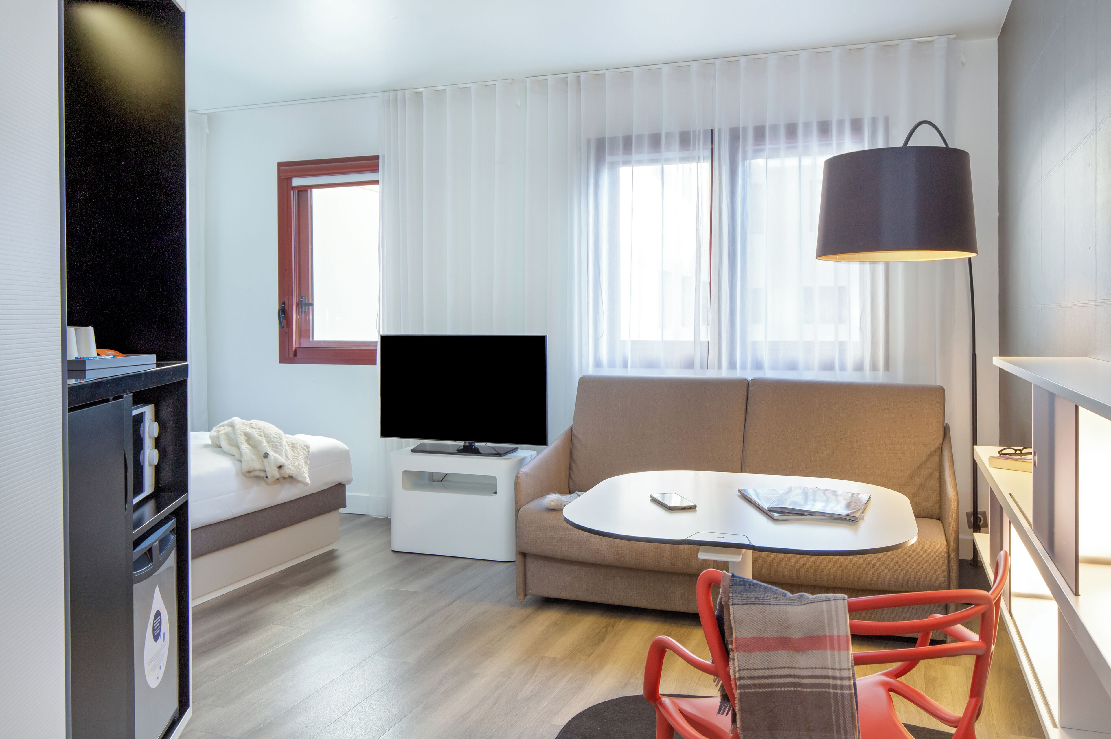 Frigobar, cofres nos quartos, escrivaninha