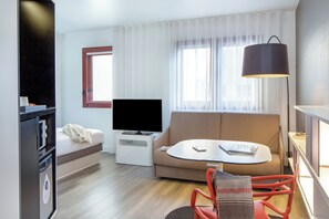 Minibar, in-room safe, desk, laptop workspace - Novotel Suites Perpignan Mediterranée (Perpignan)