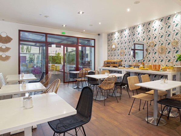 Daily buffet breakfast (EUR 18.90 per person)