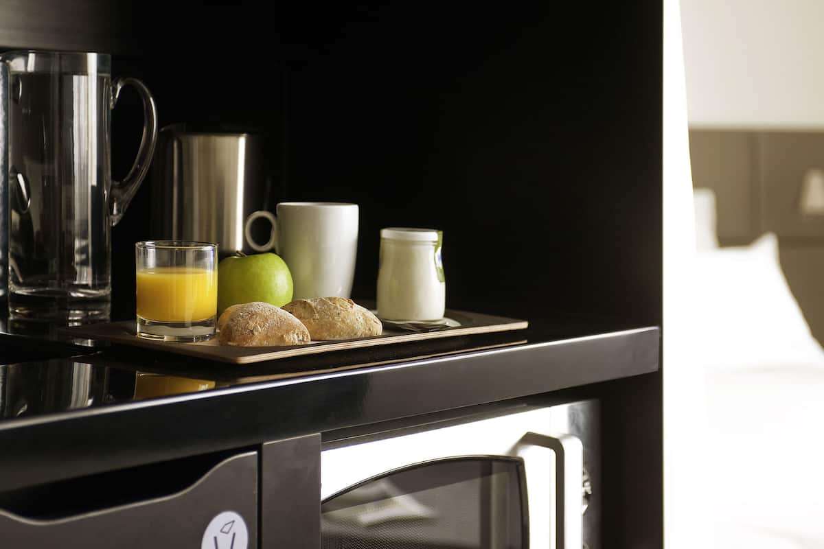 microwave, coffee/tea maker, electric kettle