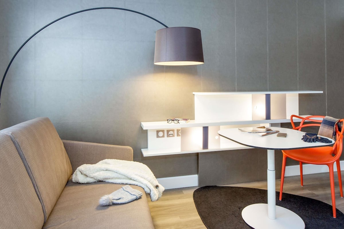 Minibar, coffres-forts dans les chambres, bureau