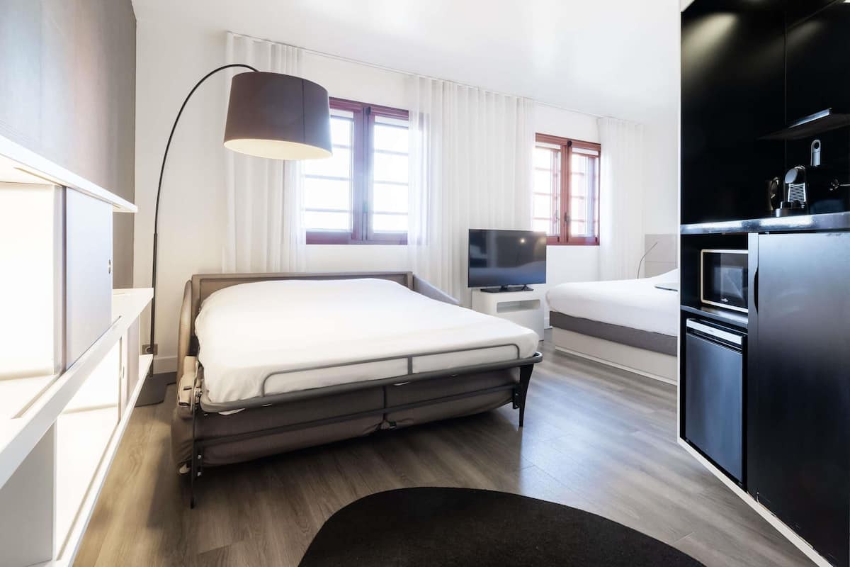 ميني بار وخزنة داخل الغرفة ومكتب ومساحة عمل للكمبيوتر المحمول