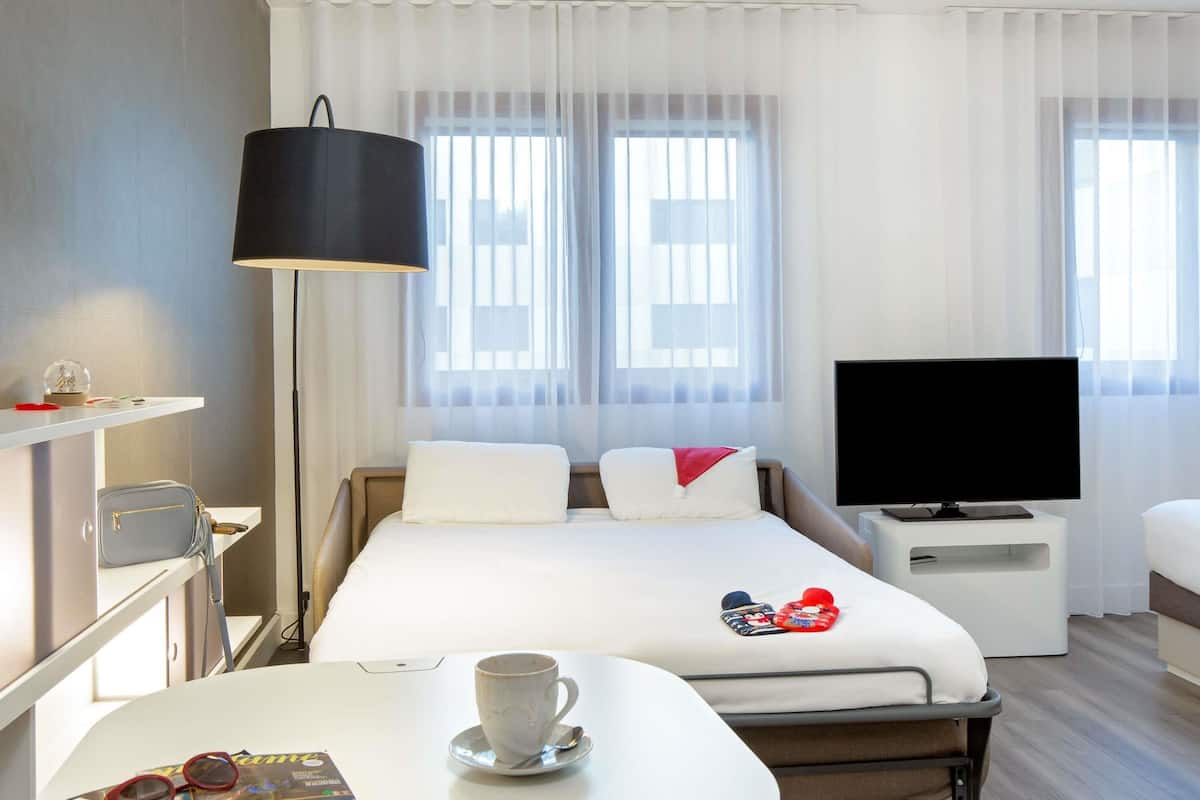 Minibar, caja de seguridad en la habitación y escritorio