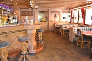 Breakfast, lunch and dinner served  - Hotel Neue Post (Soelden)