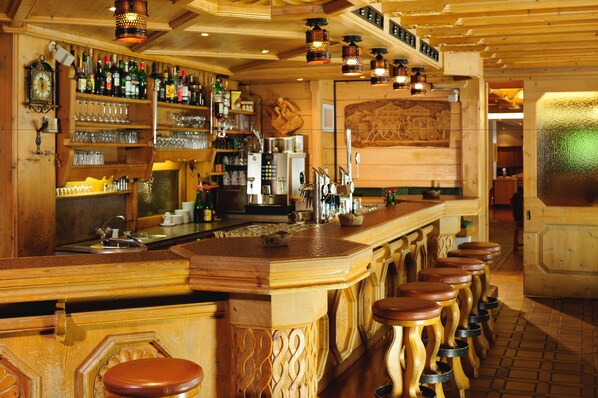 Bar (on property) - Hotel Neue Post (Soelden)
