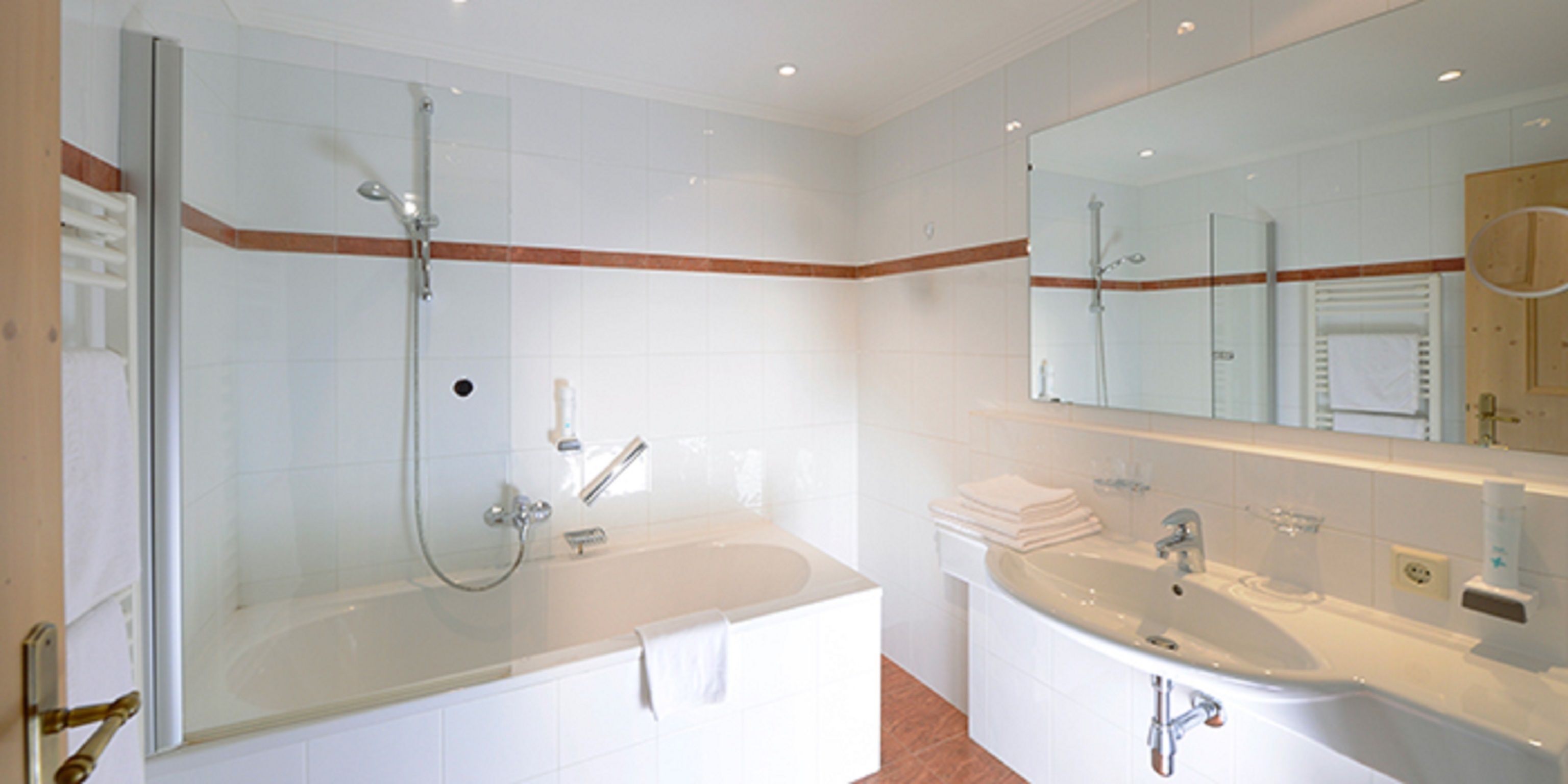 Comfort tweepersoonskamer | Badkamer | Een haardroger, handdoeken