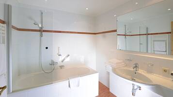 Comfort tweepersoonskamer | Badkamer | Een haardroger, handdoeken