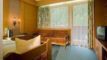 In-room safe, free cribs/infant beds, WiFi