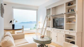 Executive Suite, 1 Bedroom, Private Pool, Caldera View | Khu phòng khách | TV màn hình phẳng 44-cm có truyền hình vệ tinh, TV, đầu đĩa DVD