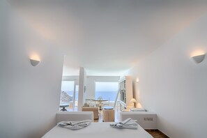 Ropa de cama de alta calidad, cubrecamas y minibar 