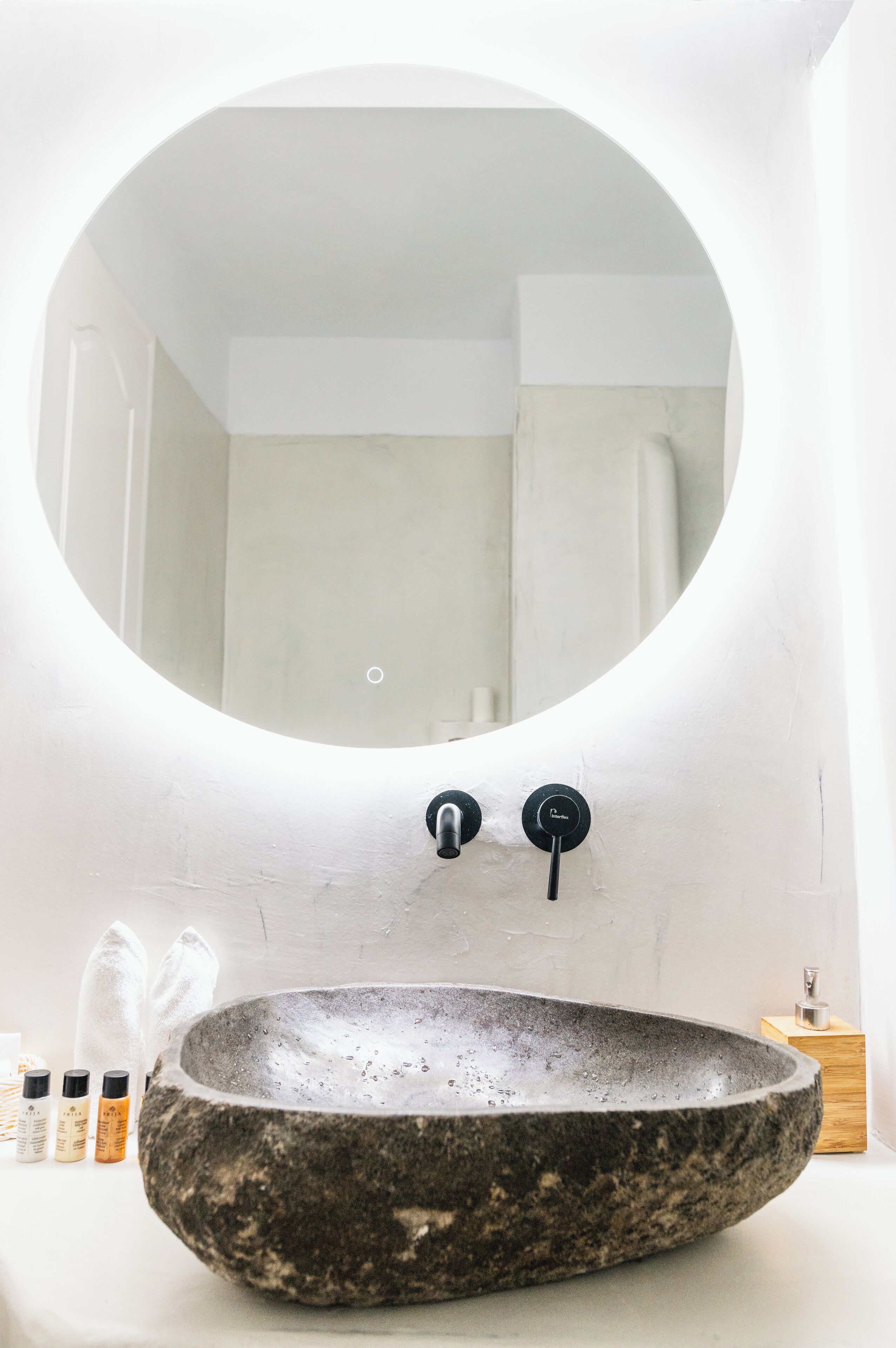 spring water bathtub, hydromassage showerhead, free toiletries