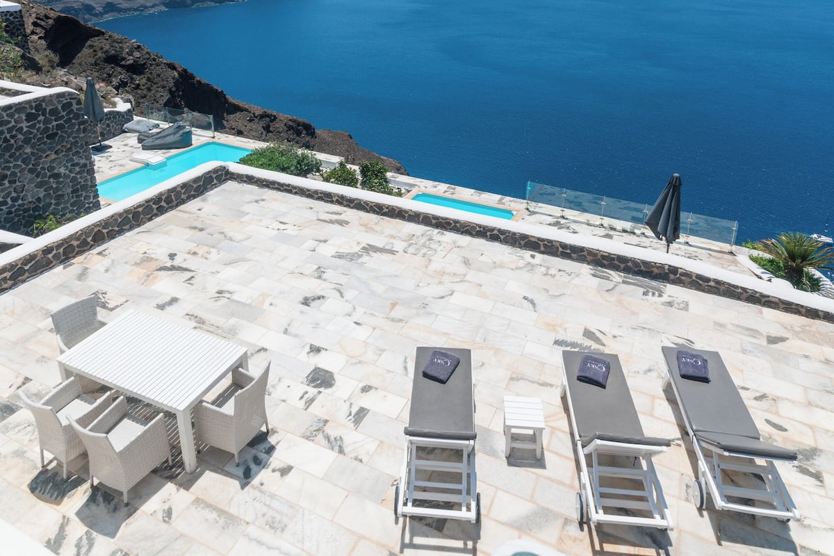 Deluxe Suite, Jetted Tub, Caldera View | Premium bedding, down comforters, minibar, in-room safe