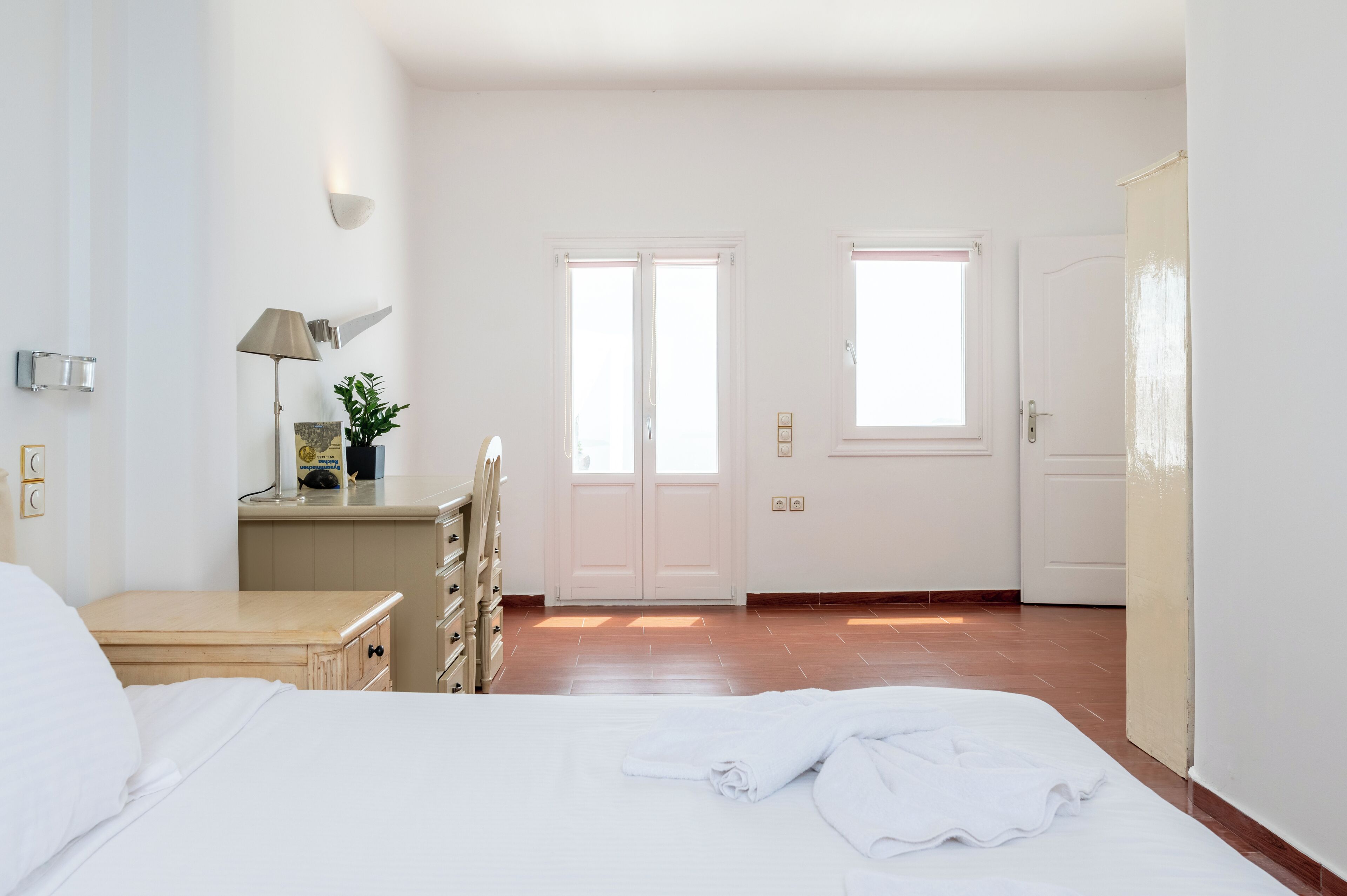 2 bedrooms, premium bedding, down duvets, minibar