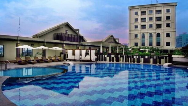 Una piscina al aire libre