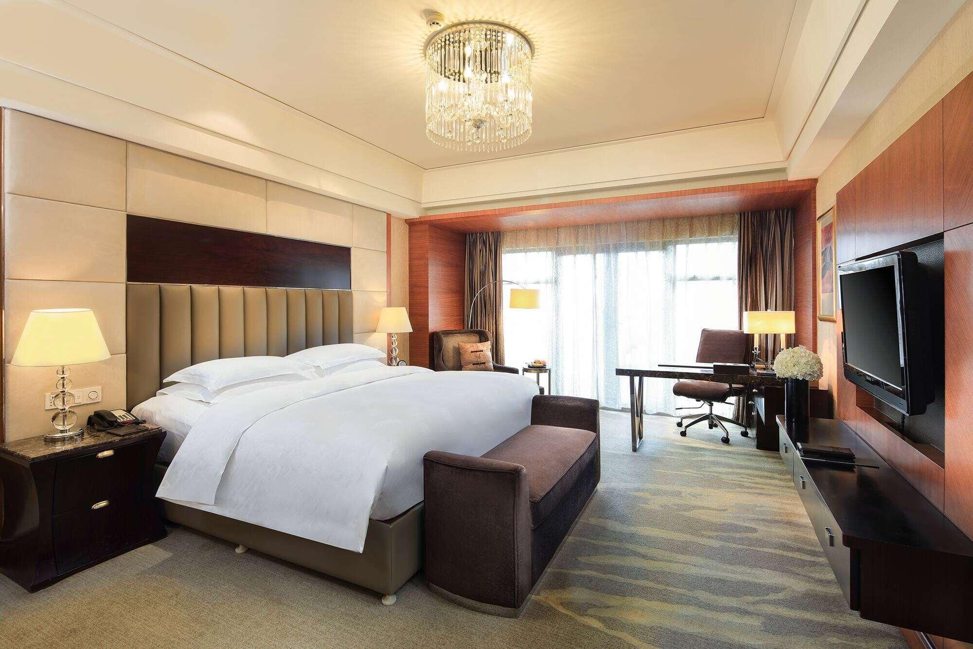 Luxe beddengoed, donzen dekbedden, een minibar, een kluis op de kamer