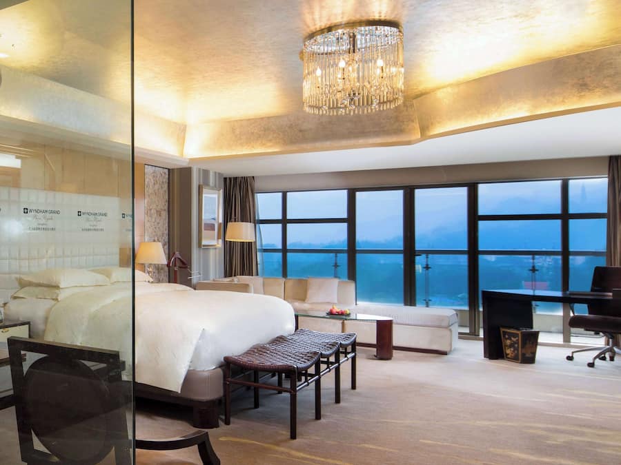 Roupas de cama premium, edredons de pluma, frigobar, cofres nos quartos