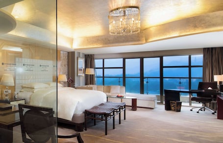 Ropa de cama de alta calidad, cubrecamas y minibar