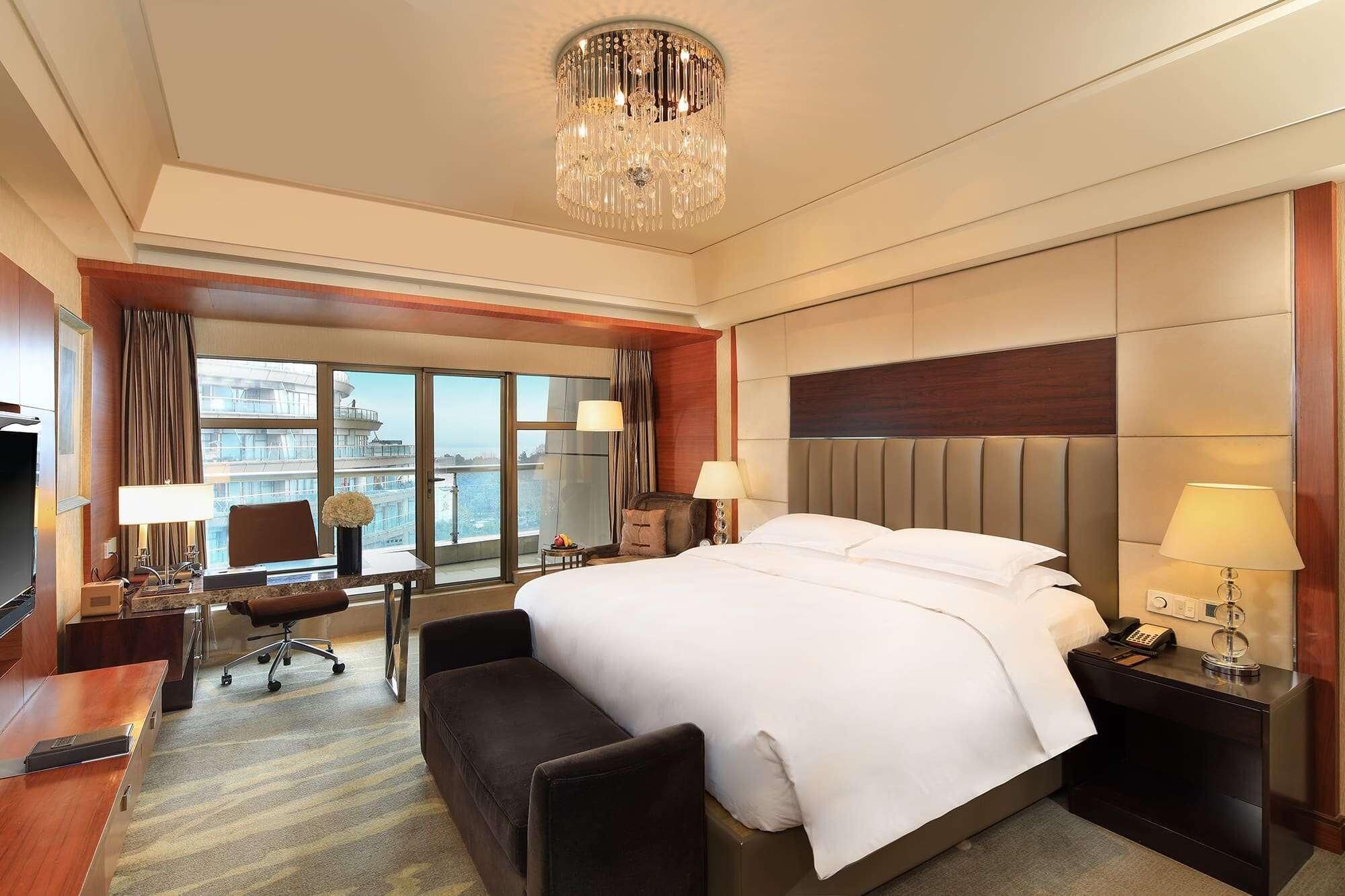 Luxe beddengoed, donzen dekbedden, een minibar, een kluis op de kamer