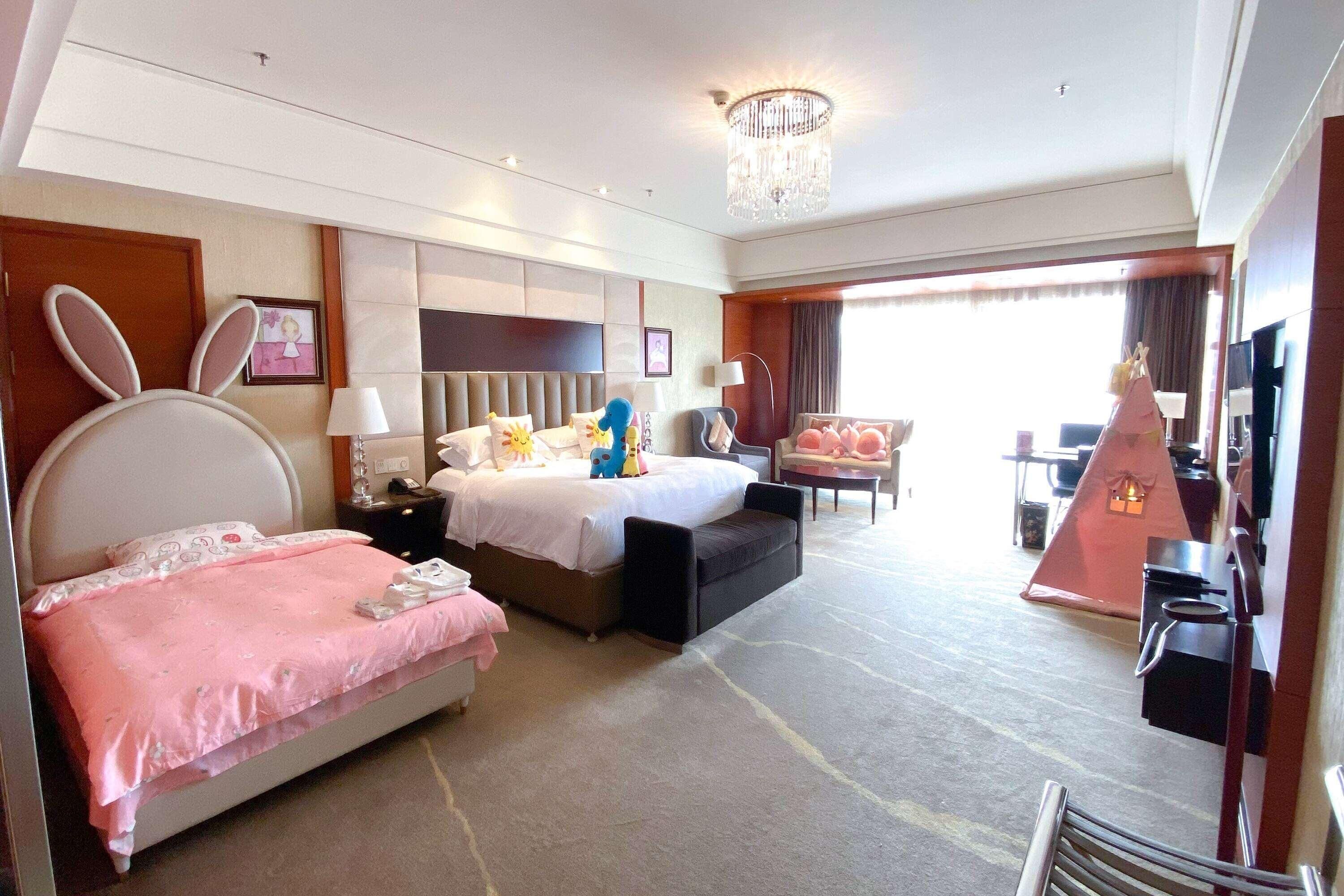 Luxe beddengoed, donzen dekbedden, een minibar, een kluis op de kamer