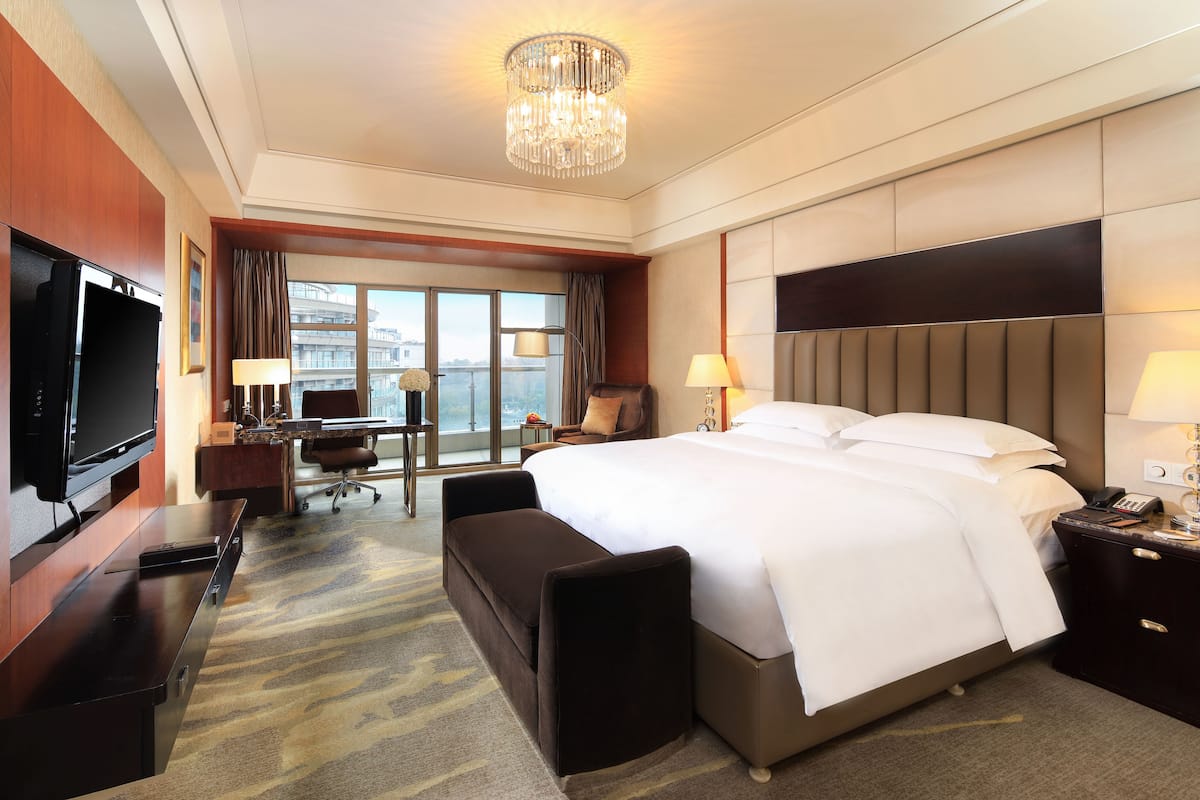 Familiekamer, 1 kingsize bed, niet-roken, uitzicht op meer | 1 slaapkamer, luxe beddengoed, donzen dekbedden, een minibar