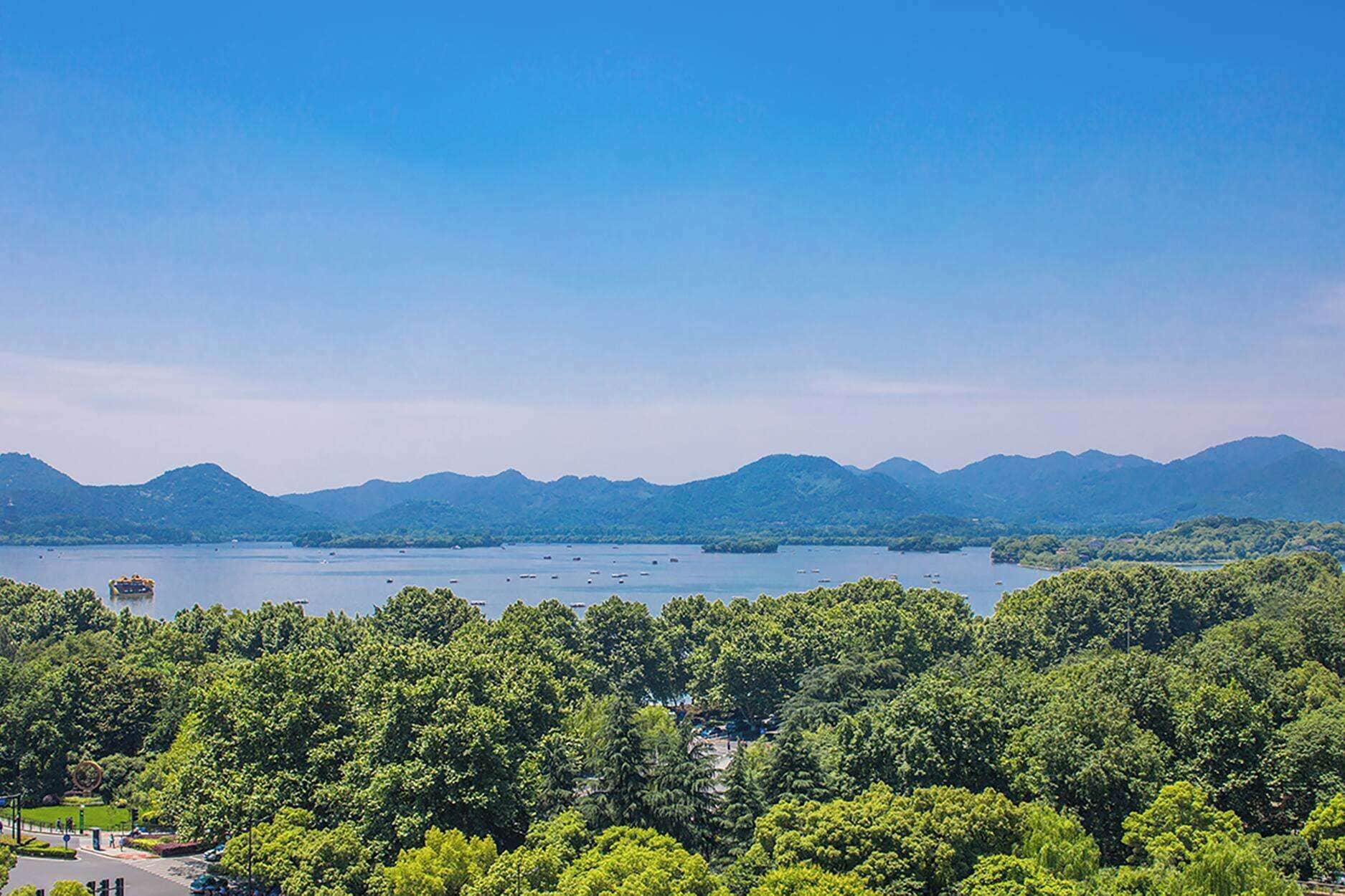 Paesaggio costiero con vista su un lago e montagne.