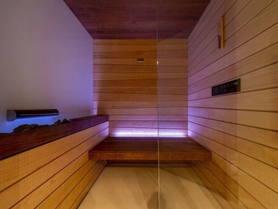 Eine Sauna mit Holzwänden und einer Sitzbank.