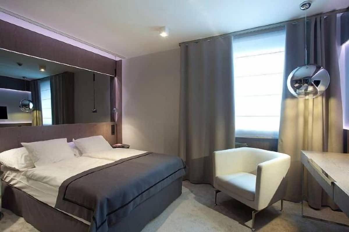 Premium bedding, pillowtop beds, in-room safe, desk