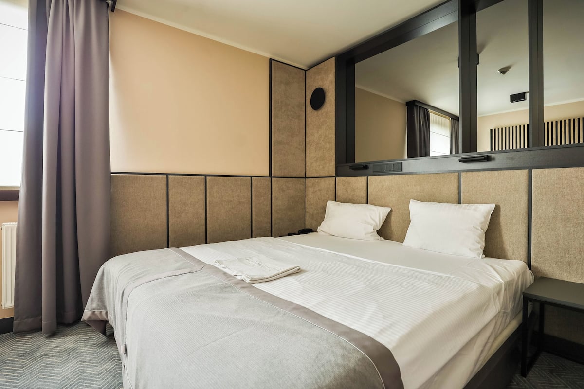 comfort room | premium bedding, pillow-top beds, in-room safe, desk