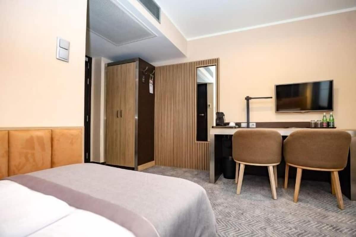 Premium bedding, pillowtop beds, in-room safe, desk