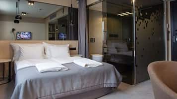 Phòng tiện nghi đơn giản | Bộ đồ giường cao cấp, nệm có lớp đệm bông, két bảo mật tại phòng