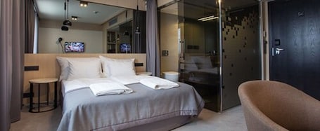 舒适客房 | 高档床上用品、加厚床垫、客房内保险箱、办公桌. 隆酒店