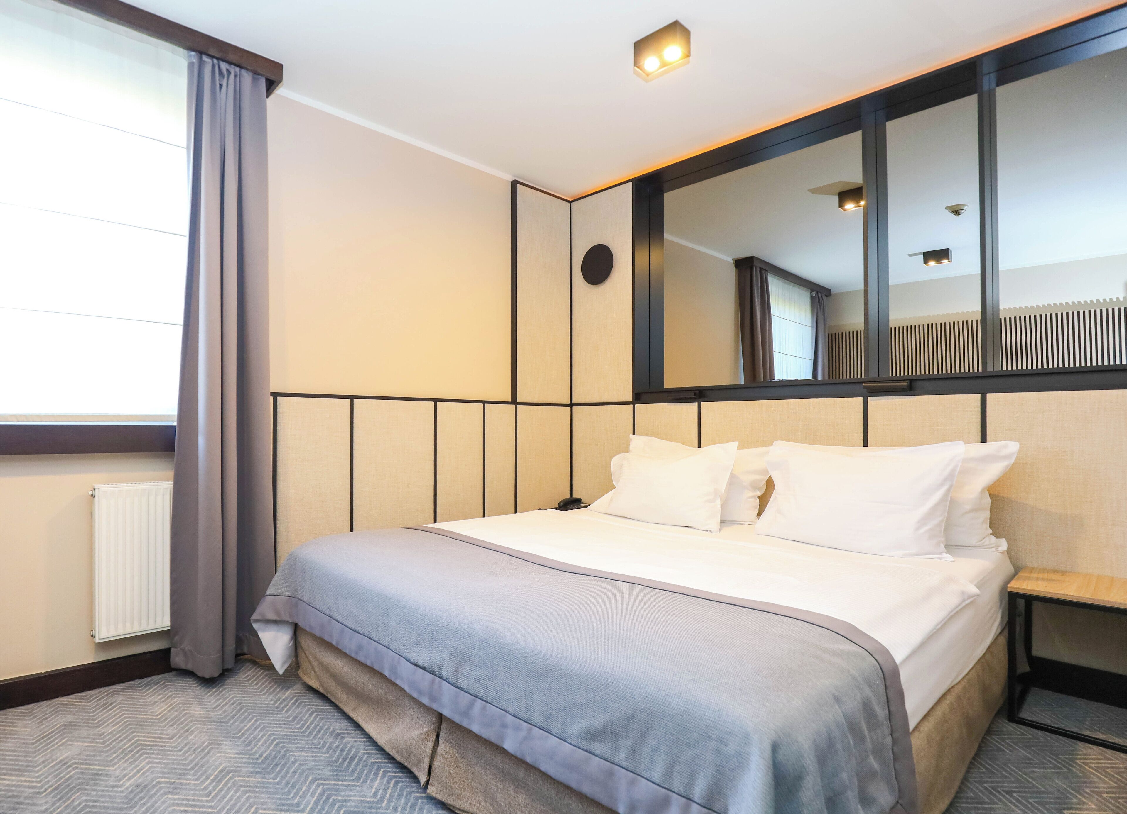 Phòng đôi hoặc 2 giường đơn phong cách cổ điển | Bộ đồ giường cao cấp, nệm có lớp đệm bông, két bảo mật tại phòng 