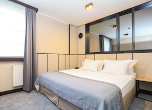 Kamar Double atau Twin Klasik | Seprai premium, bantalan ekstra lembut, brankas, dan meja kerja